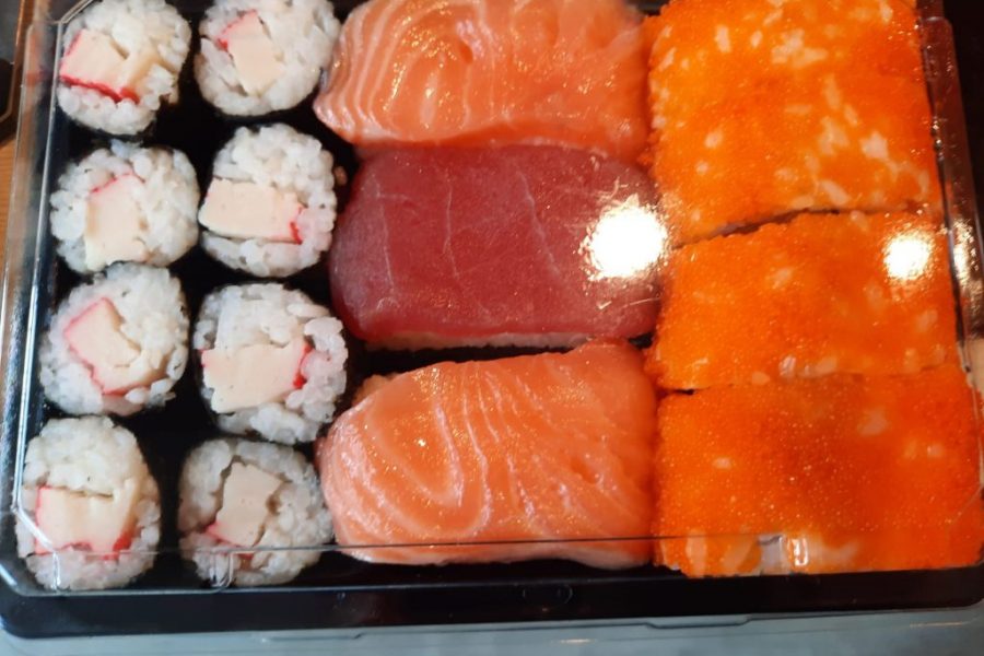 Maki krab, nigiri salmon, nigiri tuna en California roll