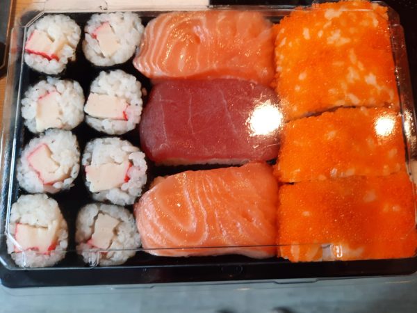 Maki krab, nigiri salmon, nigiri tuna en California roll