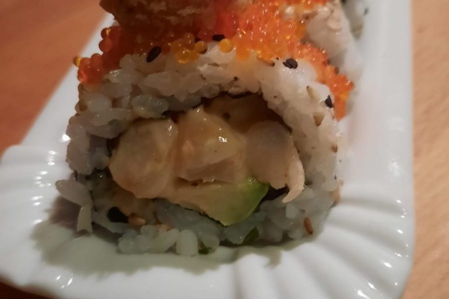 The shrimpmousse roll met garnaalmouss, avocado, sesam, oranje viskuit en fried crab on top