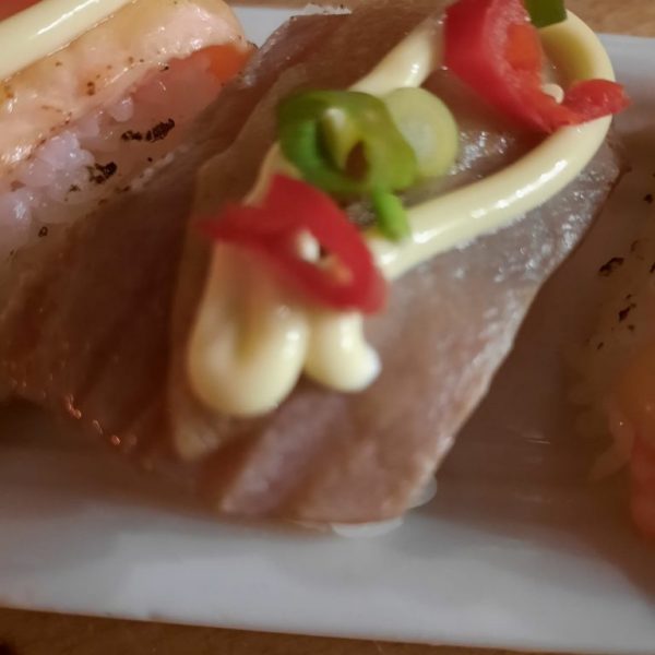 4 stuks nigiri flamed tuna met bosuitjes, Spaanse peper en gesmolten kaas met geflambeerde tonijn