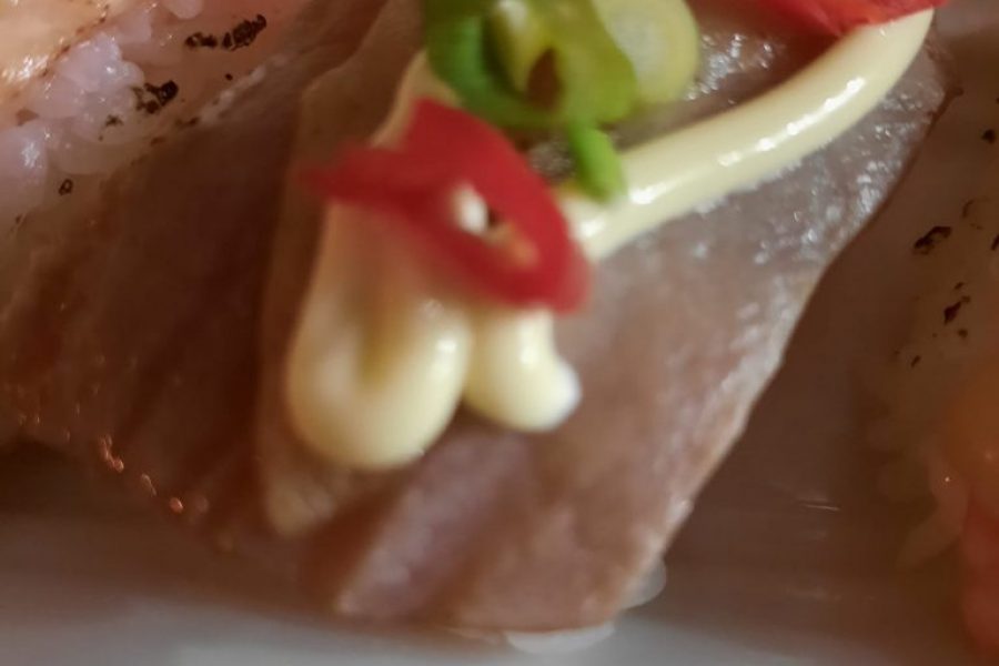 nigiri flamed tuna. bosuitjes, Spaanse peper en gesmolten kaas met geflambeerde tonijn