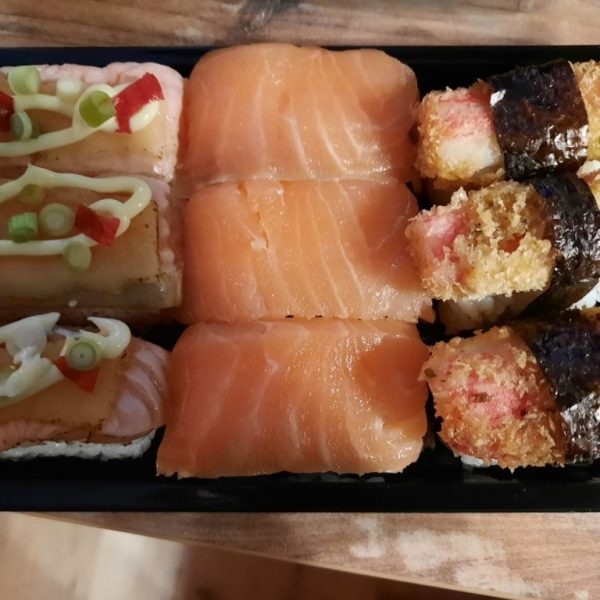nigiri mix met fried crab, salmon en flamed salmon 9 stuks