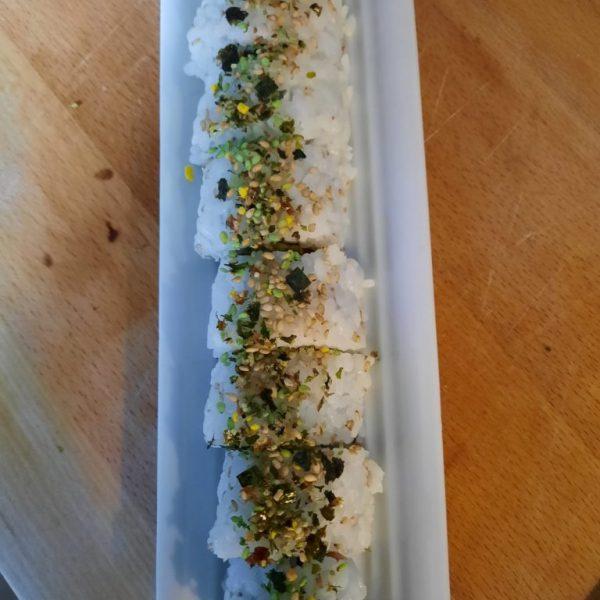 8 stuks the salmon wasabi twist met verse zalm, avocado, witte sesam en wasabi kruiden